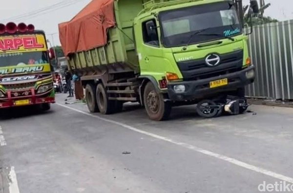 Hendak Jual Emas, Pemotor Tewas Terlindas Truk Hendak Jual Emas, Pemotor Tewas Terlindas Truk