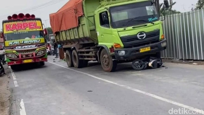 Hendak Jual Emas, Pemotor Tewas Terlindas Truk